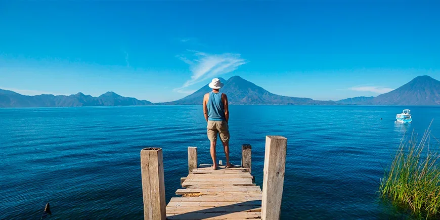 Man die uitkijkt over het Atitlánmeer in Guatemala