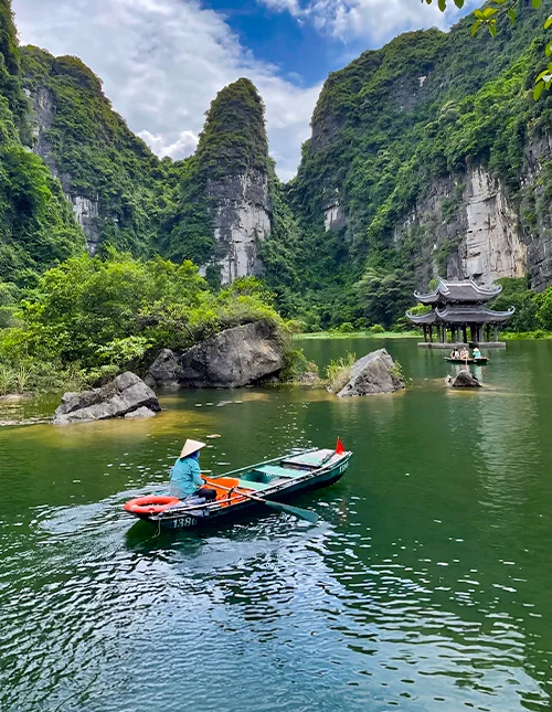 Boottocht in Trang An, Ninh Binh, Vietnam