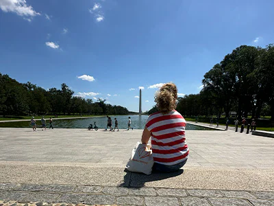 Bianca zit voor het Washington Monument in Washington