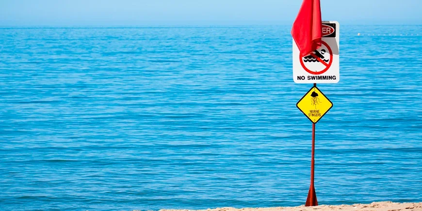 Waarschuwingsbord op een strand in Australië