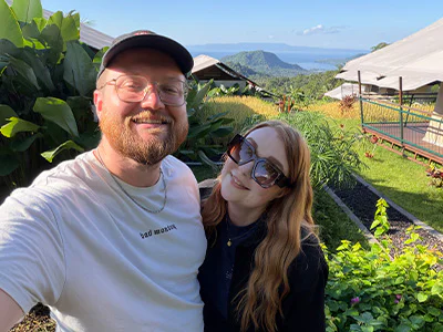 Liam en zijn vrouw Maisie bij Kaura in Manggis, Bali