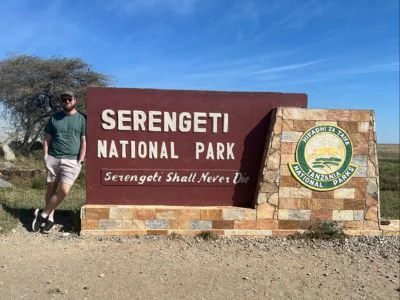 Liam bij de ingang van de Serengeti