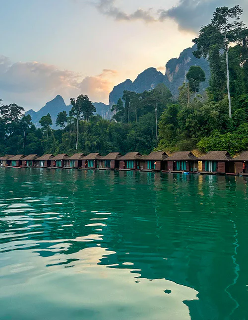 Drijvende bungalows op een smaragdgroen meer in Thailand