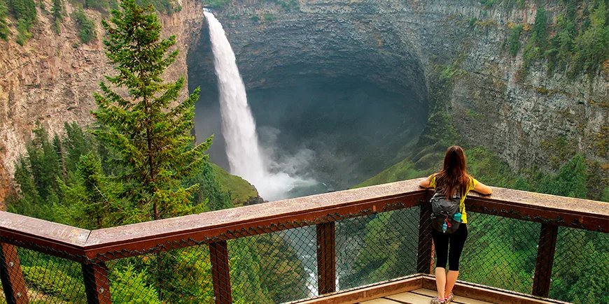 Vrouw kijkt naar waterval in Wells Grat Provincial Park