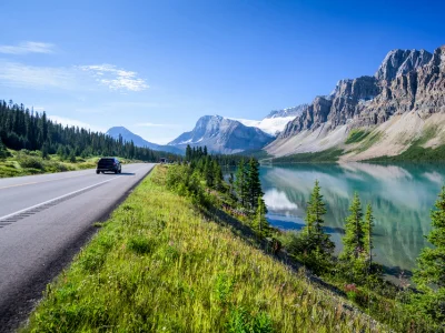 Auto rijdt over de Icefields Parkway in de buurt van Banff