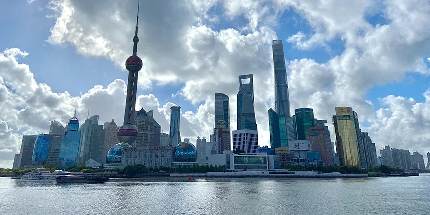 De skyline van Shanghai.