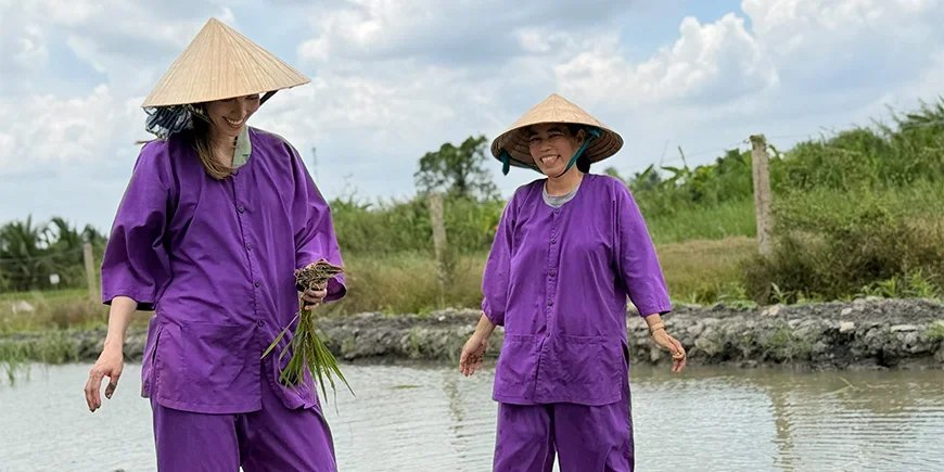 Iida van TourCompass en een Vietnamese vrouw in ons project voor sociale duurzaamheid in Vinh Long