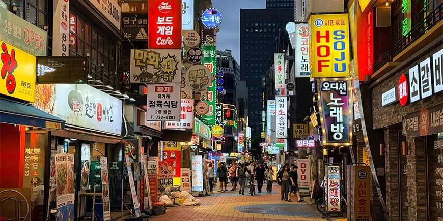Neonreclames in Myeongdong in Seoel, Zuid-Korea