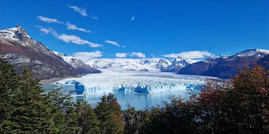 Blauwe lucht boven de Perito Morenogletsjer in het Los Glaciares nationaal park, Argentinië