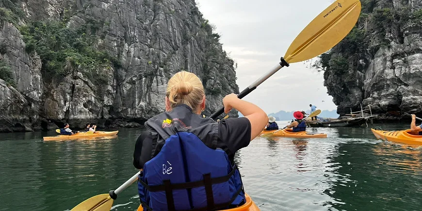 Kajakken door de Bai Tu Long-baai