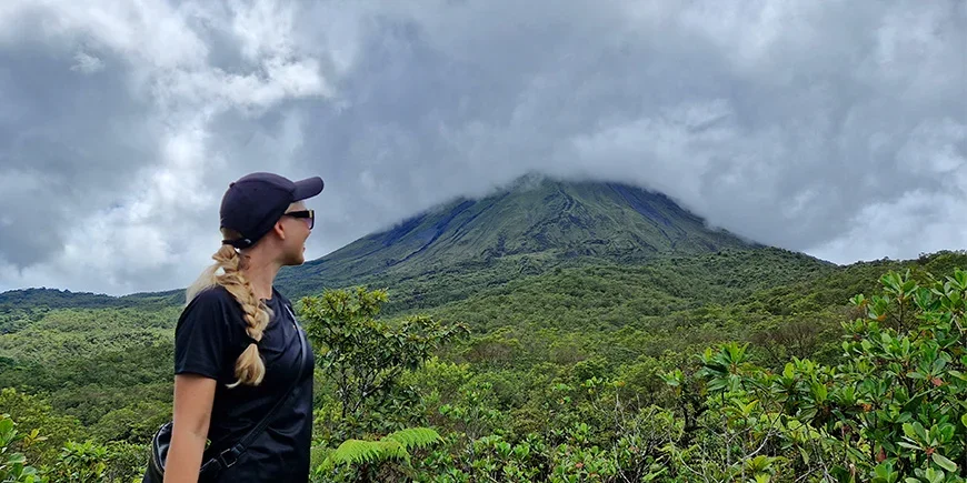 Nadia van TourCompass voor de Arenal-vulkaan op een bewolkte dag in Costa Rica