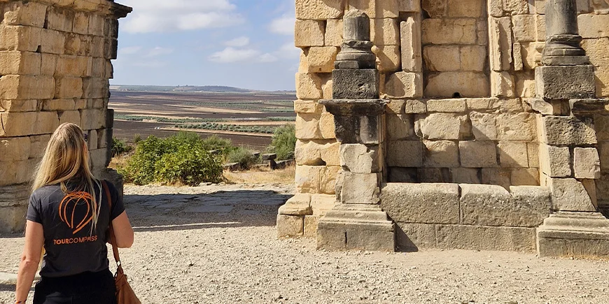 Winnie in de ruïnestad Volubilis in Marokko