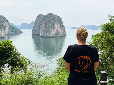 Michelle van TourCompass kijkt uit over de Bai Tu Long-baai in Vietnam