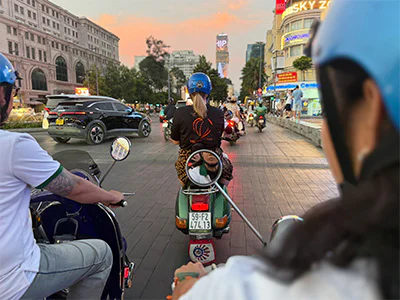 Michelle van TourCompass op een Vespa in Ho Chi Minhstad