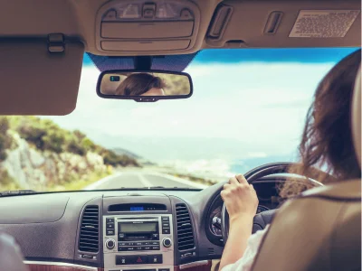 Vrouw die aan de linkerkant van de weg rijdt in Australië
