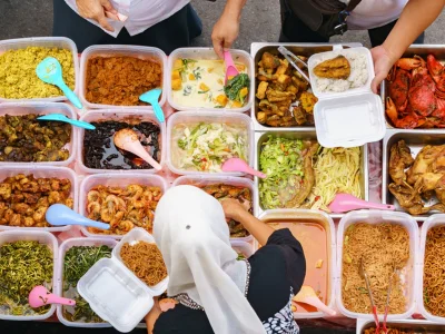 Streetfoodmarkt op Maleisisch Borneo