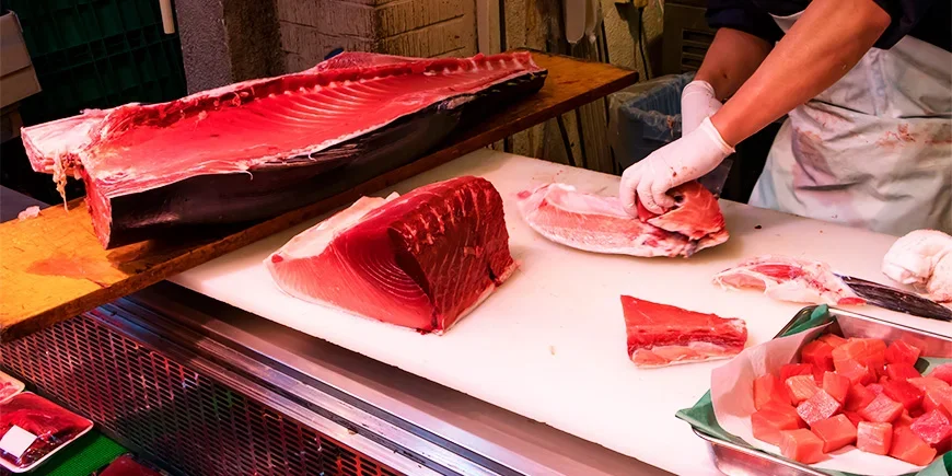 Tonijn die wordt gesneden op de Tsukiji-vismarkt in Tokio