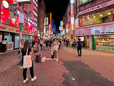 Medewerker van TourCompass verkent de omgeving rond Shibuya
