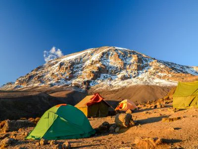 Tenten in het kamp op de Kilimanjaro