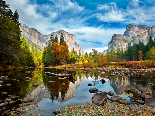 El Capitan en de Merced-rivier in Yosemite National Park, gehuld in de herfstkleuren