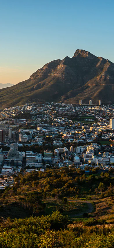 Kaapstad van bovenaf, gehuld in de warme gloed van de ondergaande zon