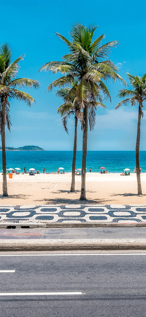 Prachtig strand gezien vanaf de weg, ergens in Zuid-Amerika