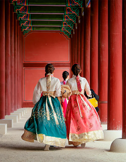 Meisjes in hanbokjurken in Seoel, Zuid-Korea