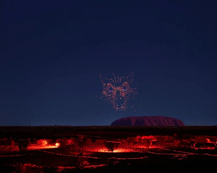 Wintjiri Wiru bij Uluru in Australië, een droneshow met figuren in de nachtelijke hemel en Uluru op de achtergrond