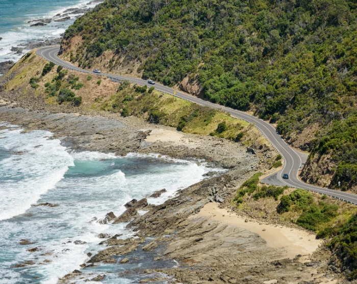 De Great Ocean Road bij Lorne in Australië, een kronkelende kustweg tussen groene heuvels, kliffen en de zee