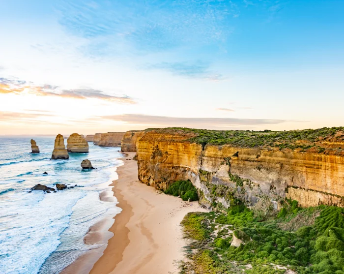 De Twaalf Apostelen langs de Great Ocean Road in Australië, rotsformaties voor een ruige kust met een zandstrand
