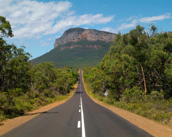 Mount Abrupt in Grampians National Park, Australië, met een lange weg door het groene landschap naar de markante berg