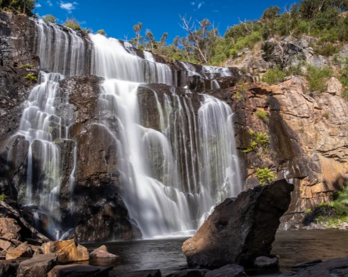 MacKenzie Falls in het nationaal park Grampians, Australië, een grote waterval die over donkere rotsen naar beneden stort