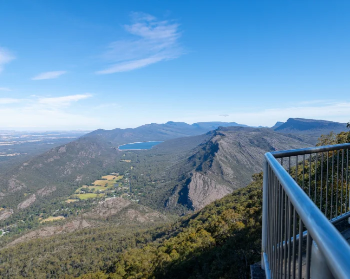 Boroka Lookout in het nationaal park Grampians, Australië, met uitzicht over beboste bergen en een blauw meer
