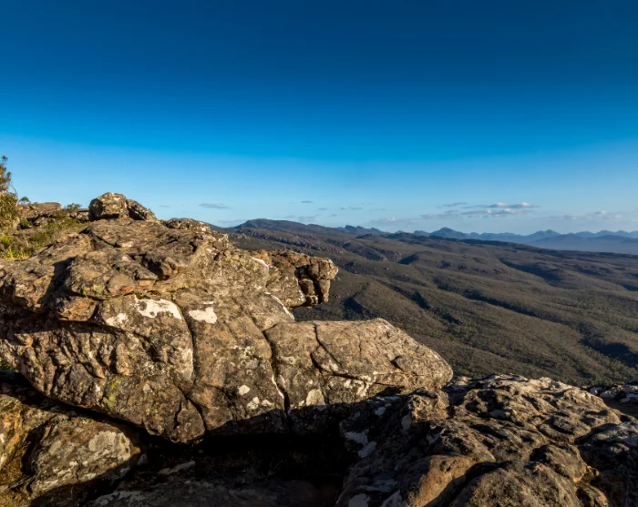 Reeds Lookout in Grampians National Park, Australië, met markante rotsen en uitzicht over het uitgestrekte berglandschap