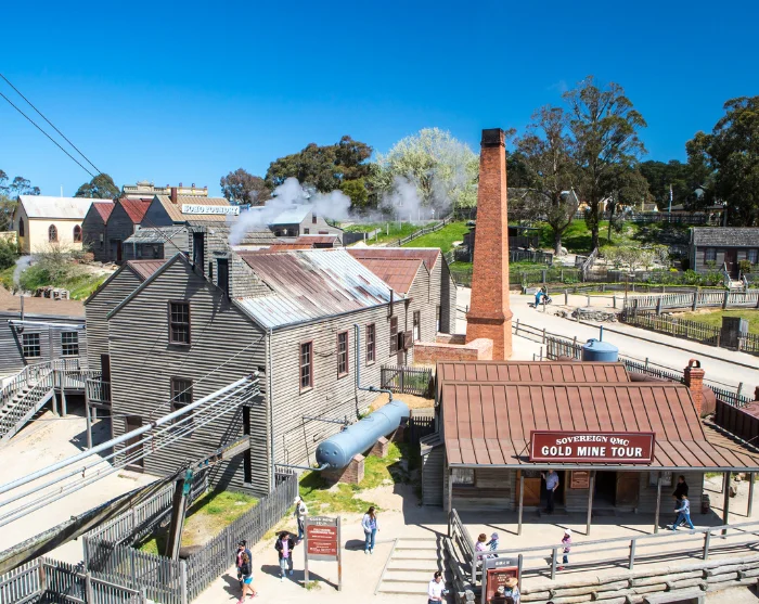 Sovereign Hill in Ballarat, Australië, een historische goudmijnlocatie met houten gebouwen, een schoorsteen en bezoekers
