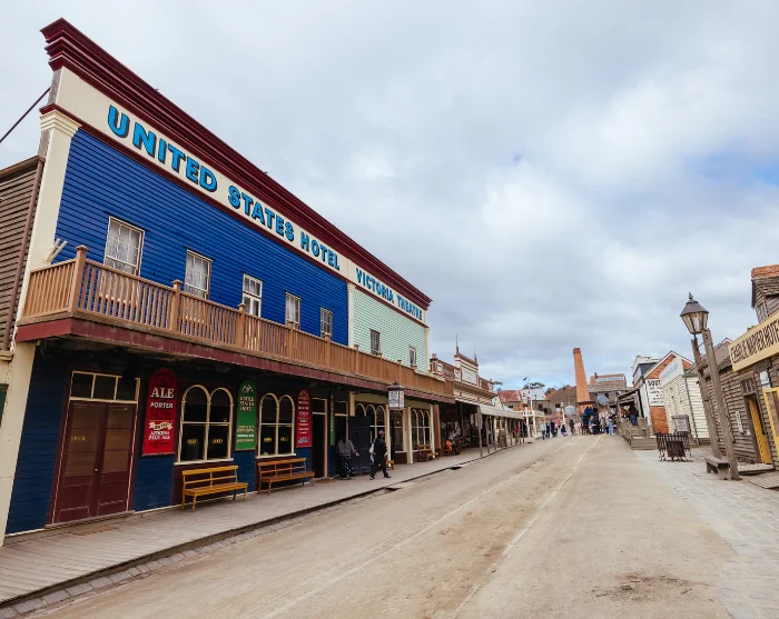 Sovereign Hill in Ballarat, Australië, met historische houten gebouwen langs een straat uit het tijdperk van de goudwinning