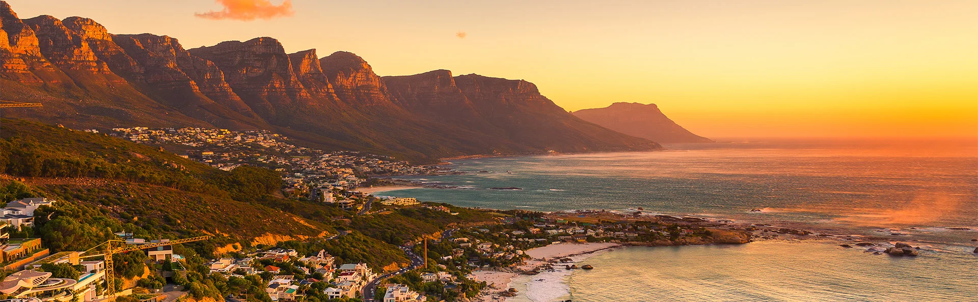 Kustlandschap bij Kaapstad in Zuid-Afrika bij zonsondergang