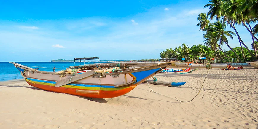 Boten op het strand in Trincomalee