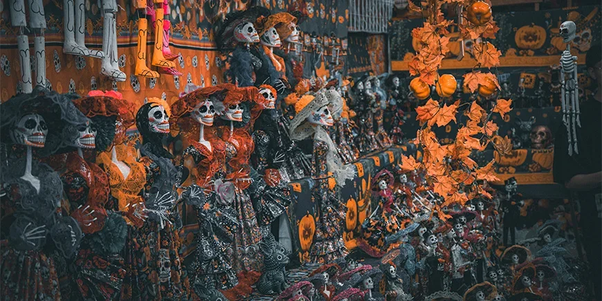 Tentoonstelling met skeletten in oranje en zwart