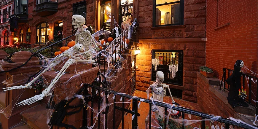 Huis in New York versierd met skeletten voor Halloween