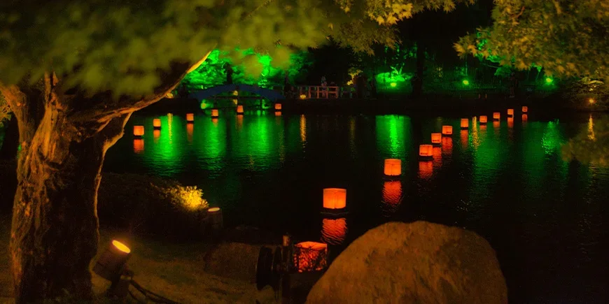 Lantaarns op het water tijdens Obon in Japan