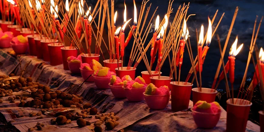 Wierook en offergeld die tijdens het Festival van de Hongerige Geesten in China worden verbrand
