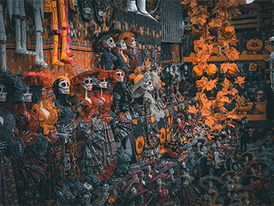 Tentoonstelling met in oranje en zwart geklede skeletten