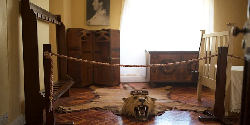 Leeuwenkleed op de vloer van het Karen Blixen Museum in Nairobi