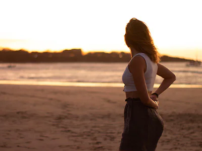 Vrouw die geniet van de zonsondergang op het strand van Tamarindo in Costa Rica