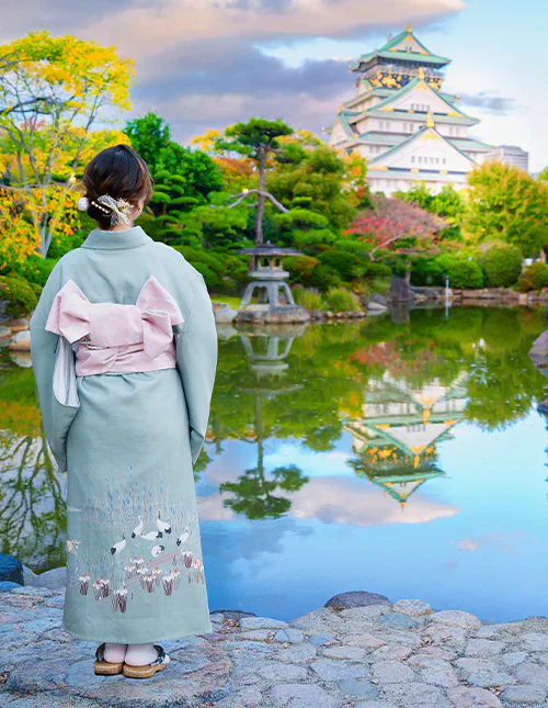 Japanse vrouw voor het kasteel van Osaka