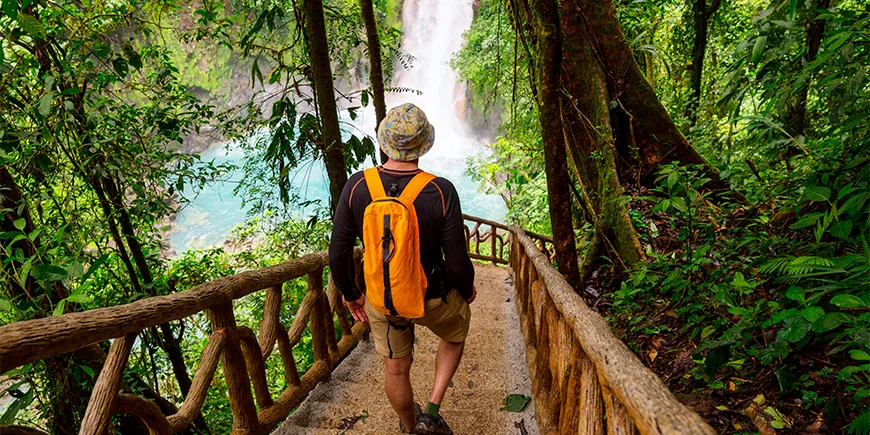 Man loopt trap af naar La Fortuna-waterval