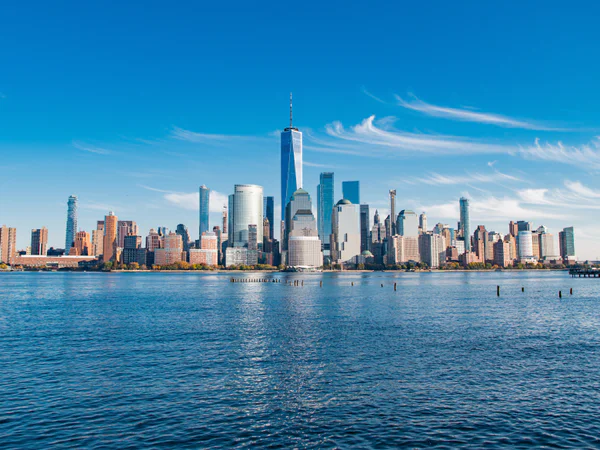 De skyline van New York op een stralend heldere dag