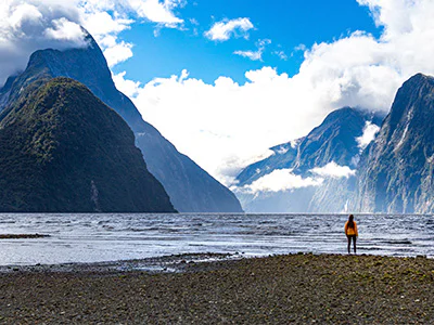 Vrouw kijken uit over Milford Sound