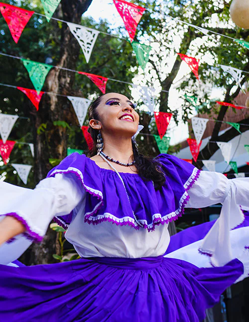 Vrouw in een kleurrijke traditionele Mexicaanse jurk
